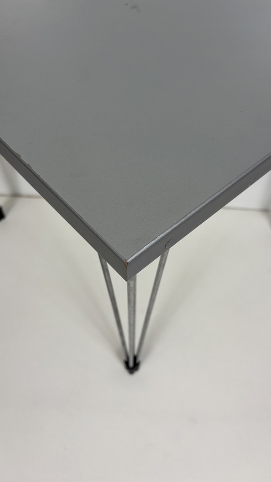 Image 1 of Table d'angle/d'appoint Pin Age grise, design danois, Arne Jacobsen
