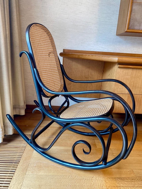 Splendido set di 2 sedie a dondolo vintage Thonet (1987) – Condizioni eccellenti – Wood, Rattan (photo 6 of 11)