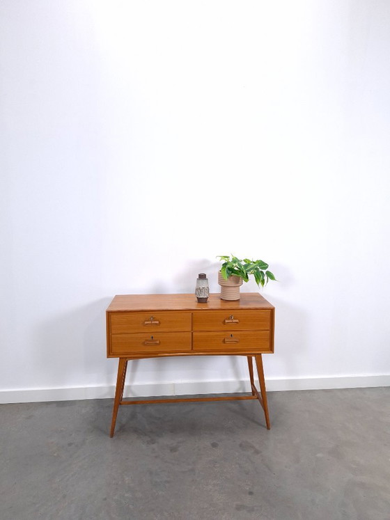 Cassettiera danese vintage in teak con gambe alte inclinate, tavolino, credenza – Cassettiere, Legno (photo 2 of 13)