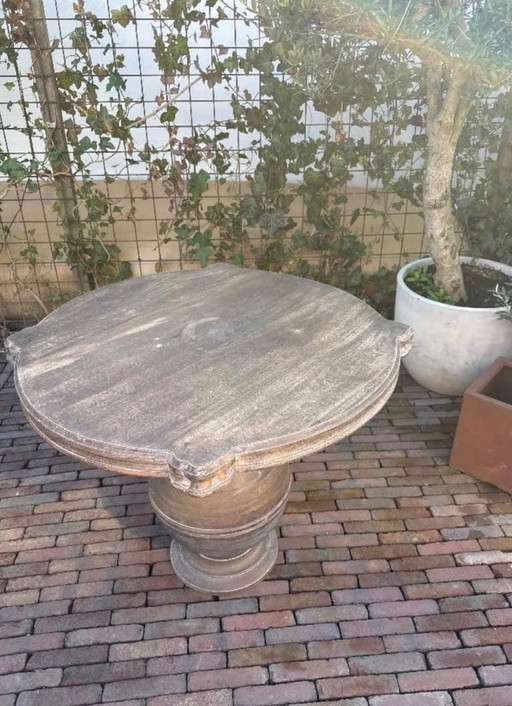 Classic oval table with ball base