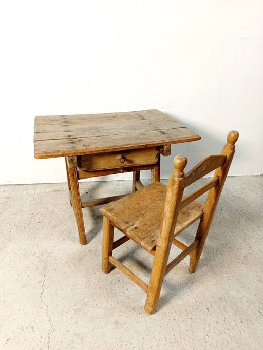 Tavolo antico spagnolo con sedia