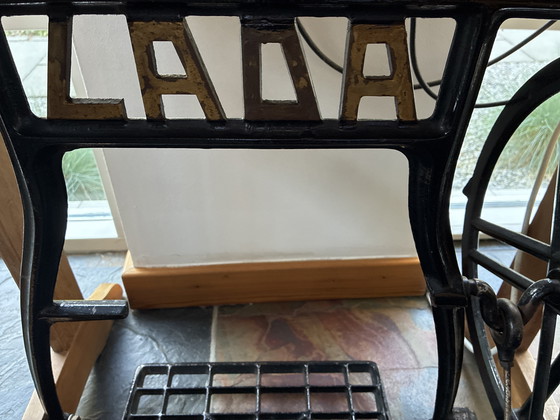 Image 1 of Mesa para máquina de coser antigua