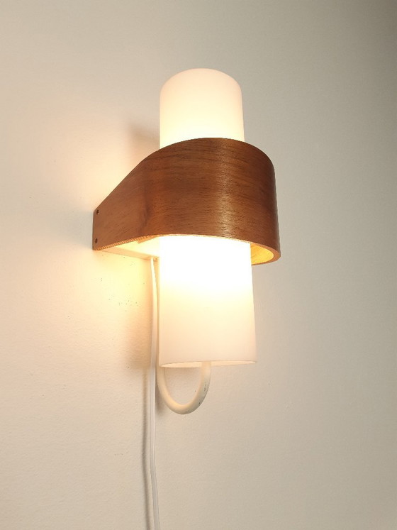 Image 1 of 1 van 2 Louis Kalff wandlampen, NX40 Philips wandlamp, matglazen mcm wandlamp