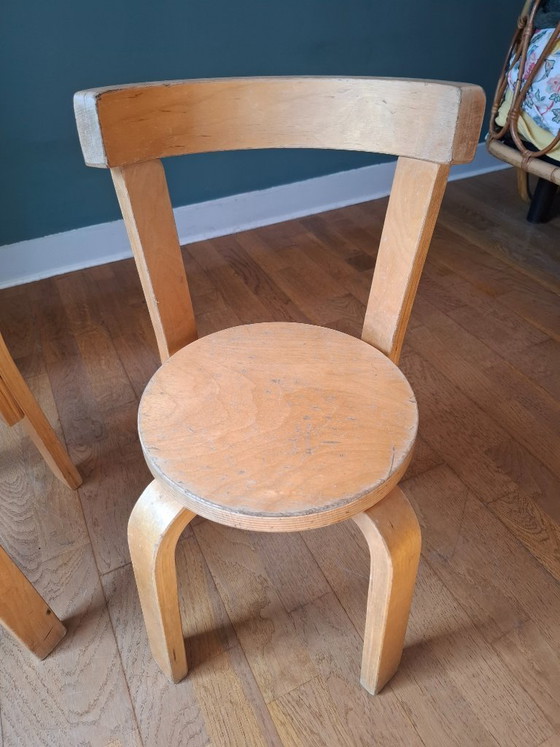 Image 1 of Een paar kinderstoelen in de stijl van Alvar Aalto.