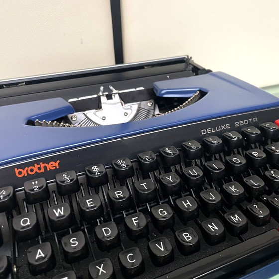 Image 1 of Macchina da scrivere Brother Deluxe 250TR blu, anni '70, con custodia, prodotta in Giappone.