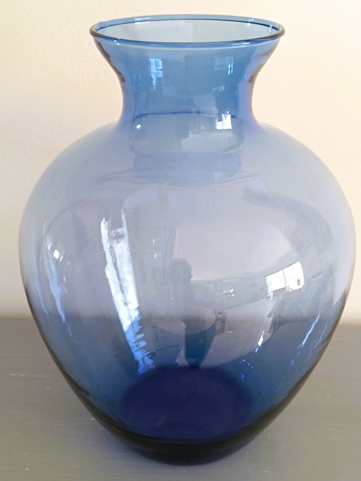 Große Vase aus blauem Glas