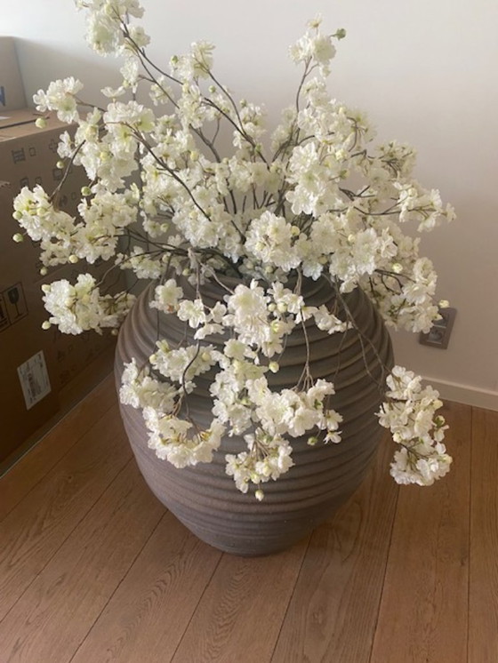 Image 1 of Un ramo de flores de seda