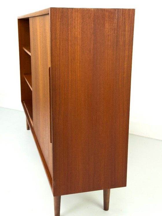 Image 1 of Tablero alto de teca con puerta corredera, años 60