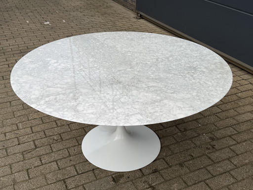 Original round Knoll Tulip dining table (152cm) in Carrara marble, Eero Saarinen