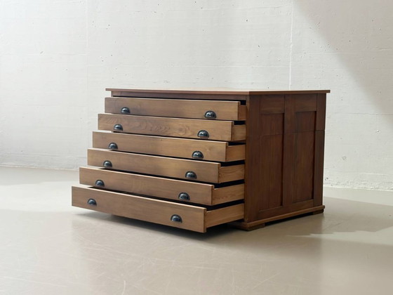 Image 1 of Meuble à plans / coffre d'archives, en bois de cerisier, avec six tiroirs peu profonds, années 1970