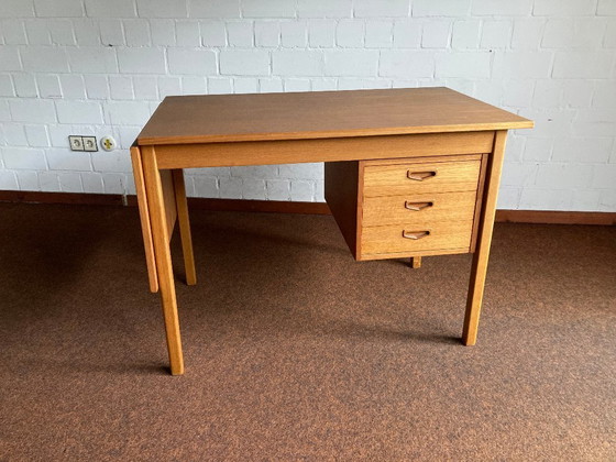 Image 1 of Scrivania svedese di metà secolo in legno di teak