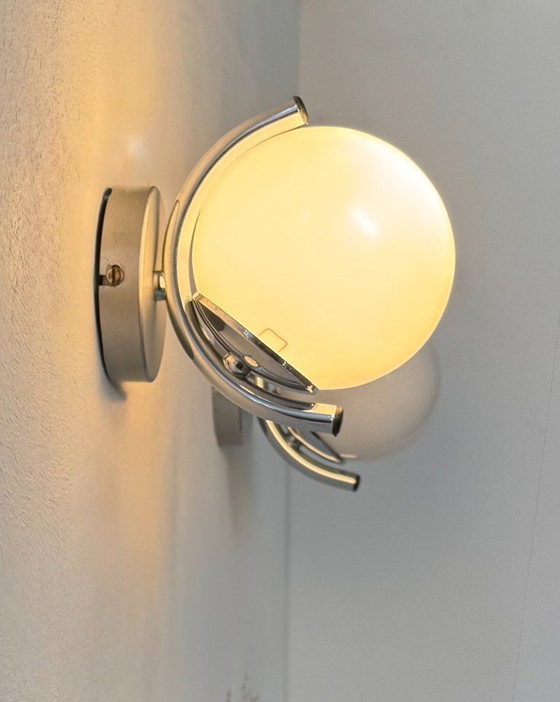 Image 1 of Coppia di applique vintage, metallo cromato e vetro opalino, Francia, 1970