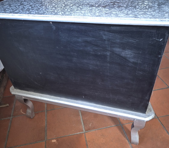 Image 1 of Cassettiera in stile barocco, argento e nero, 76x34x66 cm.