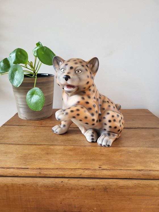 Image 1 of Tijger beeldje, vintage, keramiek en handbeschilderd  Vintage beeld uit keramiek van een tijger, handbeschilderd.  mooie staat  