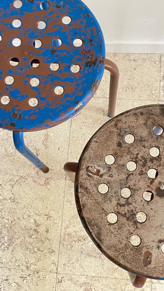 Image 1 of Paar industriële stalen PATINE TABOURETS Blauw & Chocolade VINTAGE