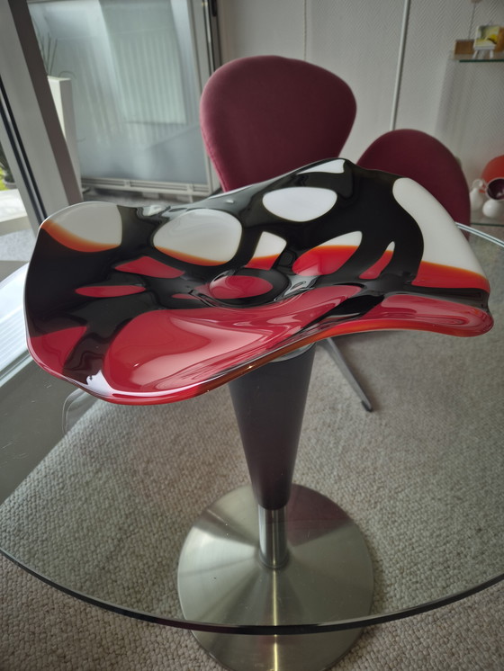 Image 1 of Magnifique bol en verre 44 x 46 x 12 cm, rouge noir blanc