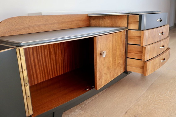 Image 1 of Ensemble de chambre à coucher remis à neuf, de style Mid Century - Noyer strié, Grachtengroen et accents argentés