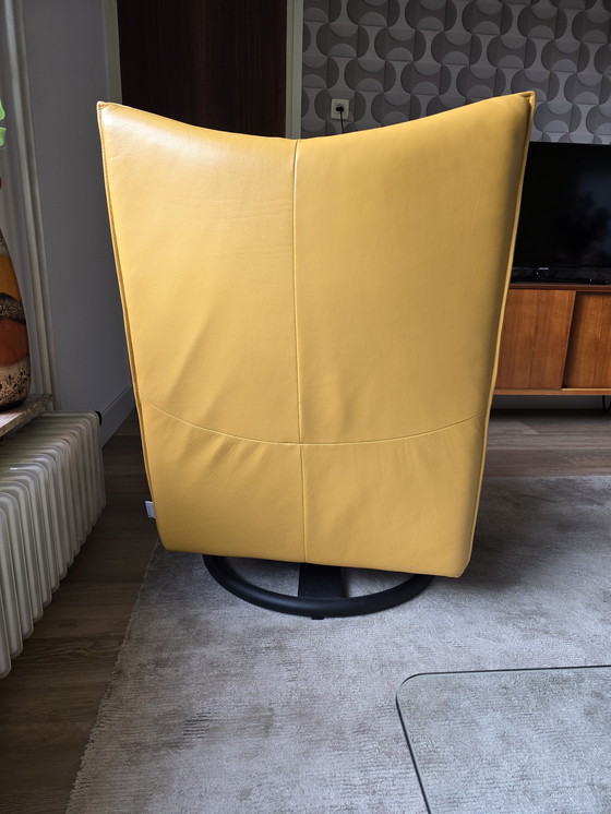 Image 1 of Fauteuil pivotant Rolf Benz jaune ocre