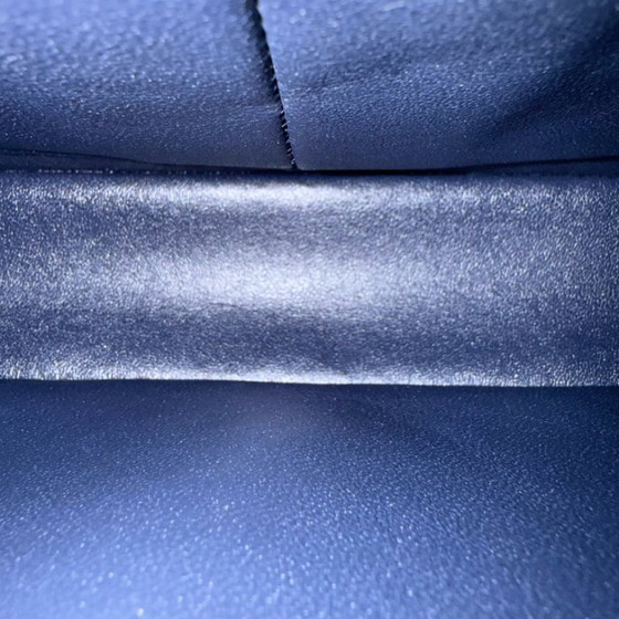 Image 1 of Borsa Chanel Classic Flap Medium - Caviar 25CM trapuntata blu scuro, finiture oro chiaro, serie 26