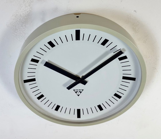 Image 1 of Orologio da parete industriale in bachelite grigia di Pragotron, anni '70