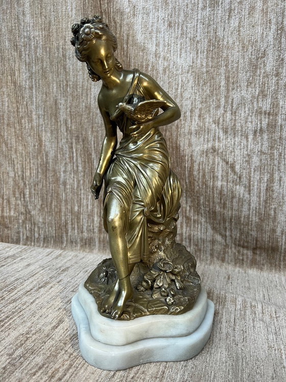 Bronzebildhauerei einer Frau mit einem Vogel, Marmor, Weiß (Foto 8 von 9)