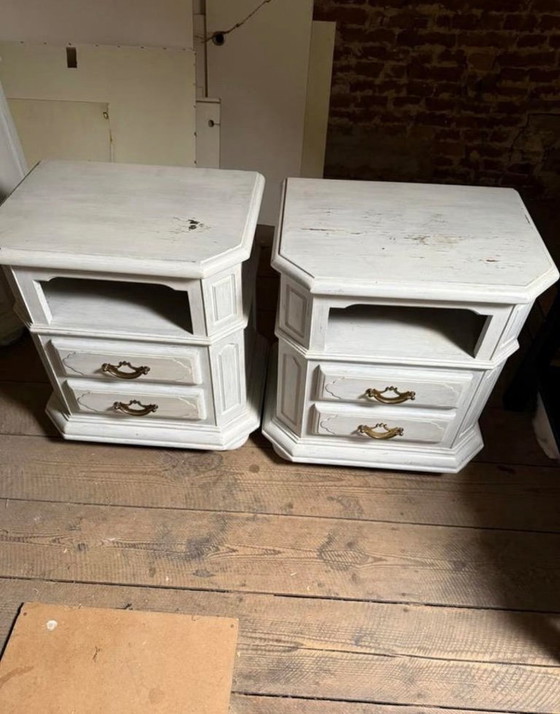 Image 1 of Ensemble chambre vintage patiné Commode + 2 tables de chevet