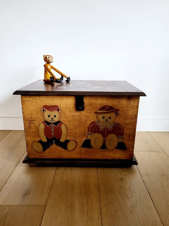 Image 1 of Vintage houten speelgoedkist of opbergkist, decor van beren