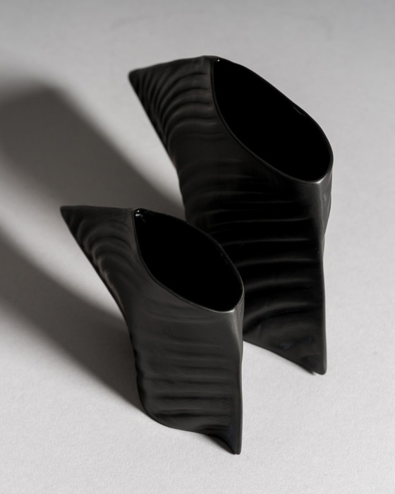 Image 1 of Paire de vases sculpturaux "Scarpa" par Johan van Loon pour Rosenthal, Porcelaine Noire, vers 1980, Allemagne, Studio-Linie