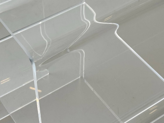 Image 1 of Set di 2 tavolini laterali/impilabili in plexiglass in stile Space Age, anni '70