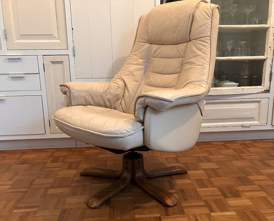 Image 1 of Poltrona girevole vintage in pelle color crema, ideale per rilassarsi negli anni Settanta.