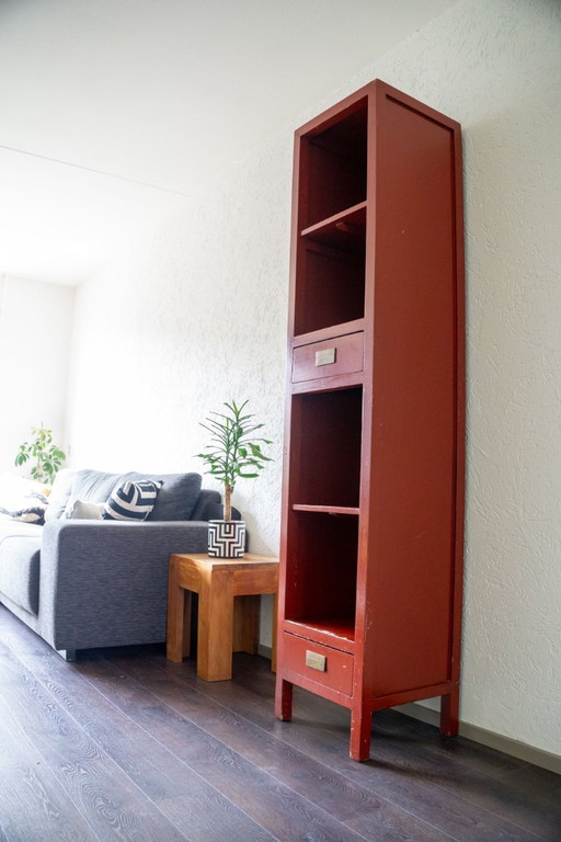 Originaler, handgefertigter chinesischer Schrank.