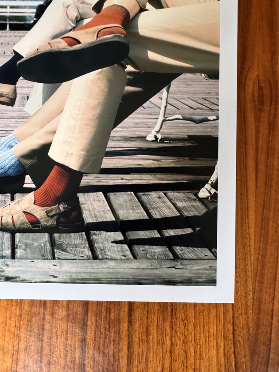 Image 1 of Vintage Kleurenfoto uit 1973 - Schoenen op een Houten Dek, 30,5 x 30,5 cm
