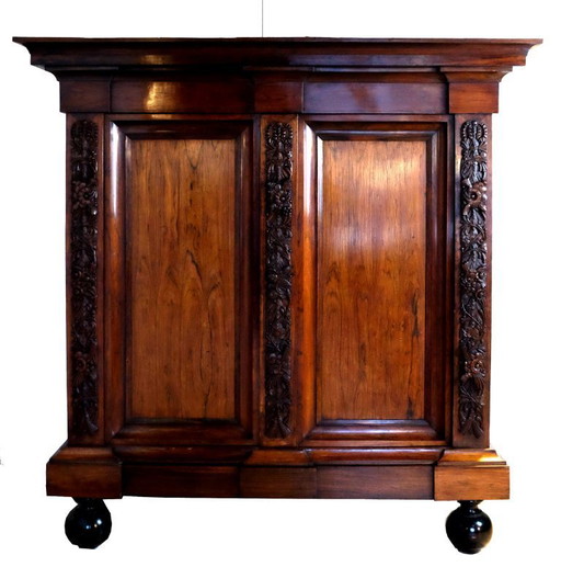 Armoire hollandaise en noyer du XVIIIe siècle.
