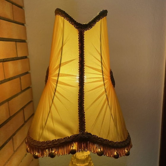 Lampada da tavolo Mid Century Modern Ambra Lucite Plexiglas Base Geometrica con Paralume Lusso Hollywood (photo 5 of 19)