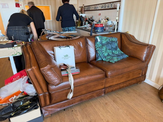 Image 1 of Klassieke leren bank, waarschijnlijk laat jaren ’80, Messing knoppen 