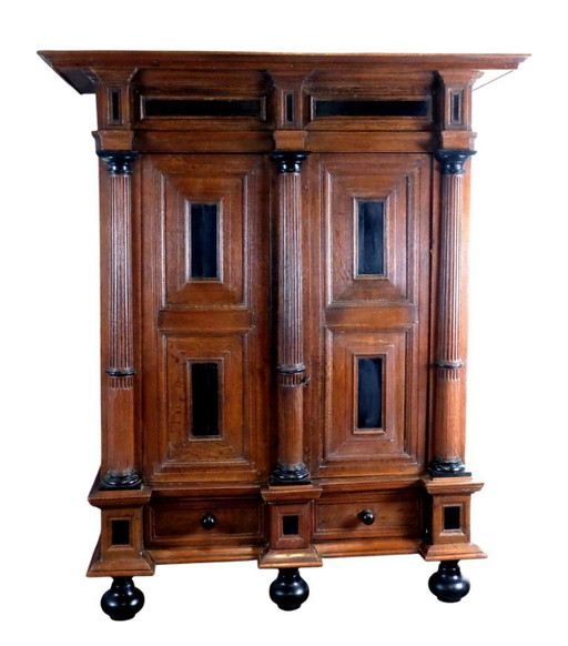 Cabinet à colonnes du 17e siècle, chêne vers 1610-1630