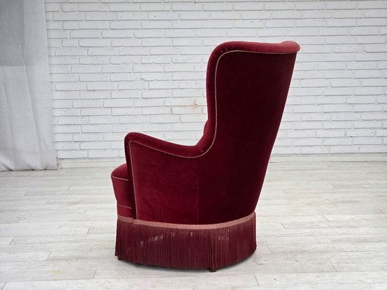 Image 1 of Fauteuil danois des années 1970, revêtement en velours rouge cerise, pieds en frêne.