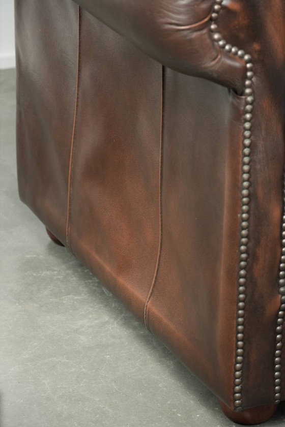 Lussuoso divano Chesterfield in morbida pelle bovina marrone, dal look inglese senza tempo. – Divani 2 posti (photo 13 of 16)