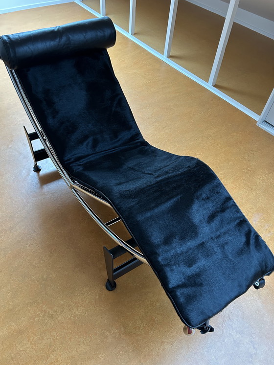 Image 1 of Cassina LeCorbusier LC4 con 2 pieles diferentes