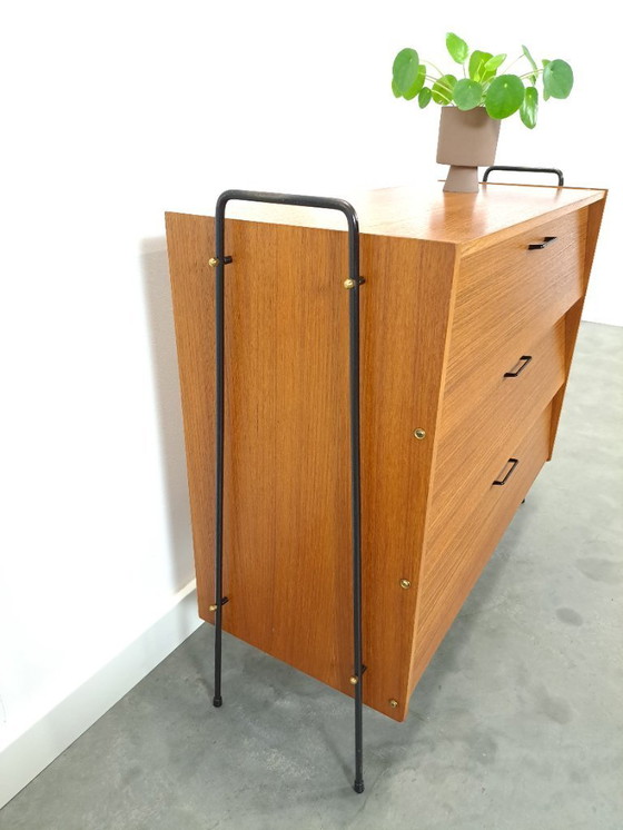 Image 1 of Scarpiera di design in teak Ilse con gambe in metallo nero