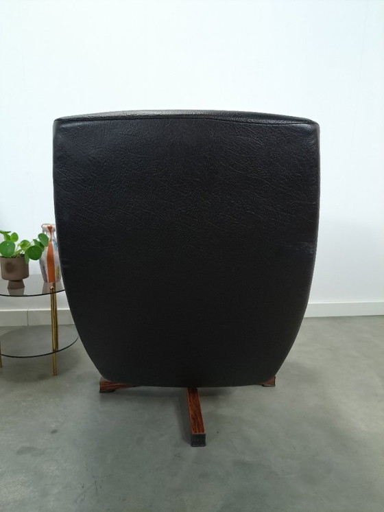 Image 1 of Sedia girevole in pelle artificiale nera proveniente dalla Svezia