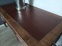 Escritorio clásico antiguo de madera Luis XVI