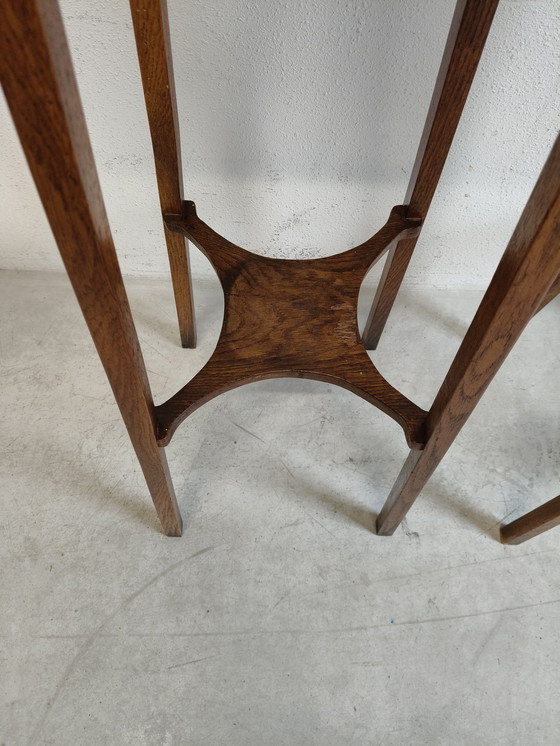 Image 1 of Mesas de plantas o estatuas de roble muy grandes y desgastadas