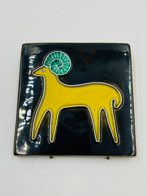 Piastrella vintage in ceramica a forma di testa di ariete di Yvette Manoy - 1968 – wanddecoratie