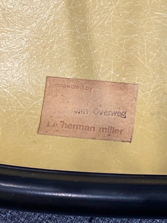 Image 1 of Sedia vintage anni '50/'60/'70 di Eames Herman Miller in fibra di vetro rivestita in vinile giallo.