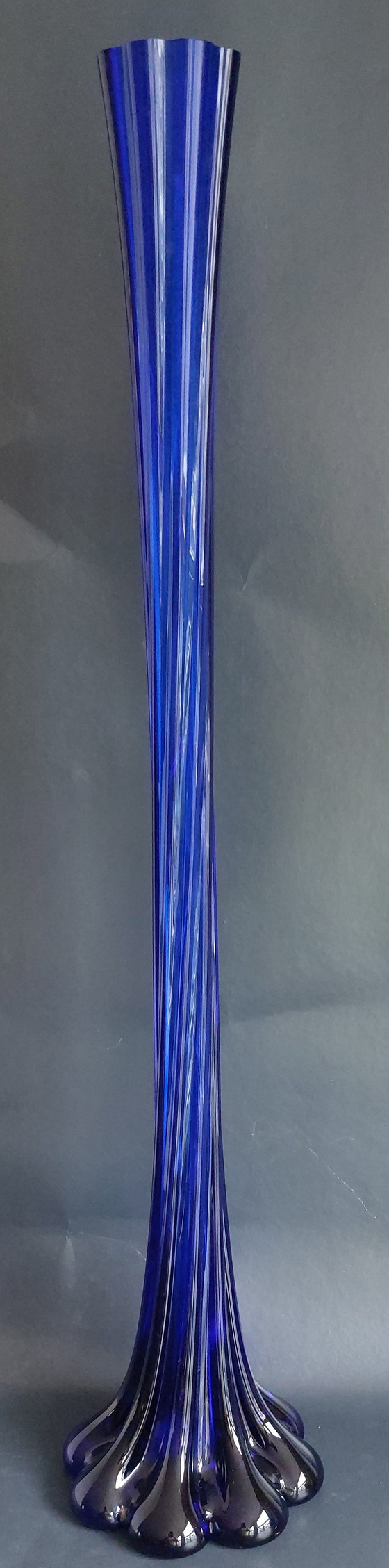 Image 1 of Blauwe gedraaide glazen vaas, 1960