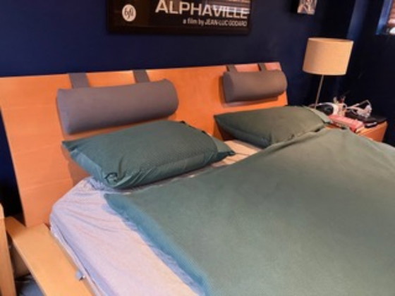 Cama de matrimonio de madera con almohadas cilíndricas grises, Camas de matrimonio, Textil, Beige, Modern (foto 2 de 5)