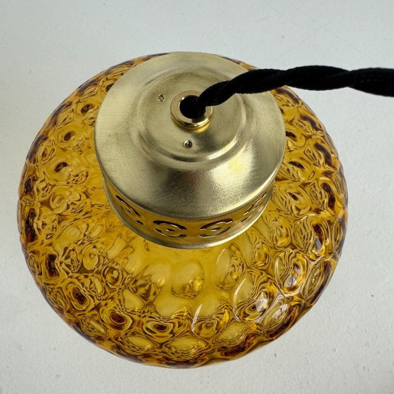 COPPIA DI LAMPADE A SOSPENSIONE VINTAGE IN VETRO TESTURIZZATO AMBRA (photo 6 of 10)