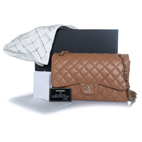 Image 1 of Bolso Chanel Jumbo de piel acolchada en color caramelo.