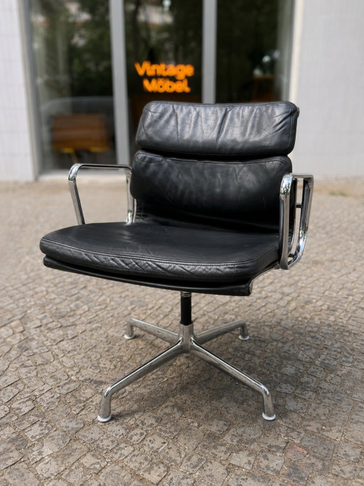 Bürostuhl EA207 von Vitra , entworfen von Charles und Ray Eames für Herman Miller .